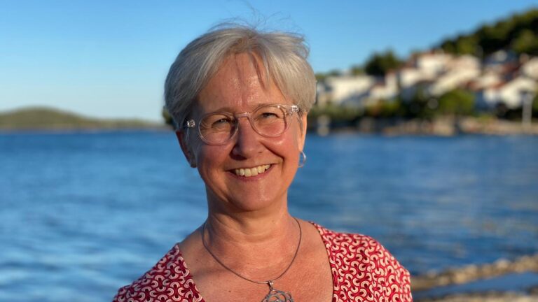 Petra Schoen, Uebungsleiterin fuer gewaltfreie Kommunikation bei „Yoga is You" Speyer