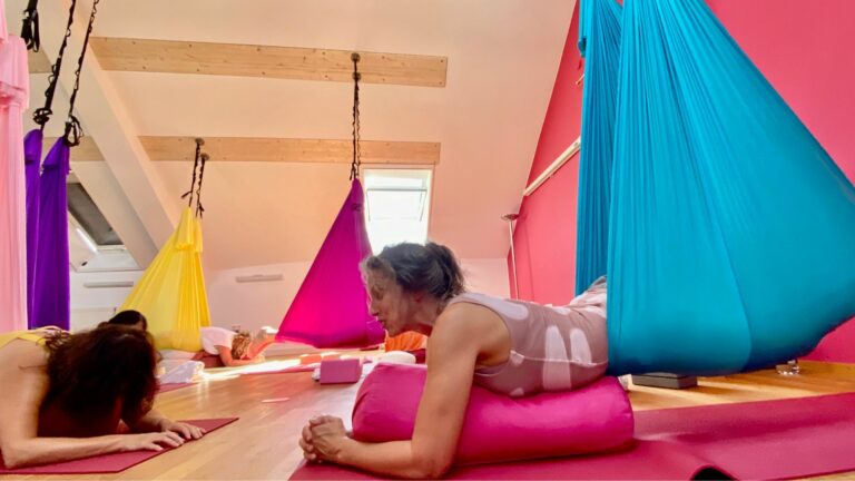 Dhanya Daniela Meggers beim Aerial Yoga Workshop bei Yoga is You in Speyer